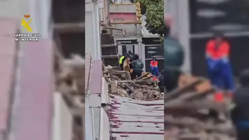 Rescatan a un hombre entre los escombros después de que un edificio de dos plantas se derrumbase en Alcalá de los Gazules Rescatan a un hombre entre los escombros después de que un edificio de dos plantas se derrumbase en Alcalá de los Gazules