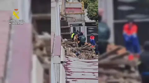 Rescatan a un hombre entre los escombros después de que un edificio de dos plantas se derrumbase en Alcalá de los Gazules Rescatan a un hombre entre los escombros después de que un edificio de dos plantas se derrumbase en Alcalá de los Gazules