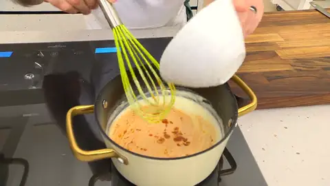 Añade la salsa de tomate y mezcla bien Añade la salsa de tomate y mezcla bien