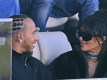 Kim Kardashian y Lewis Hamilton en la Super Bowl 2026 Kim Kardashian y Lewis Hamilton en la Super Bowl 2026