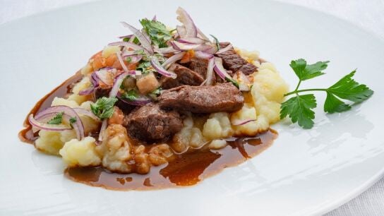 Receta f&aacute;cil, r&aacute;pida y deliciosa de Karlos Argui&ntilde;ano: presa de cerdo a la soja con patata rota