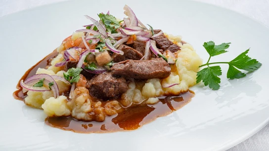 Receta fácil, rápida y deliciosa de Karlos Arguiñano: presa de cerdo a la soja con patata rota Receta fácil, rápida y deliciosa de Karlos Arguiñano: presa de cerdo a la soja con patata rota