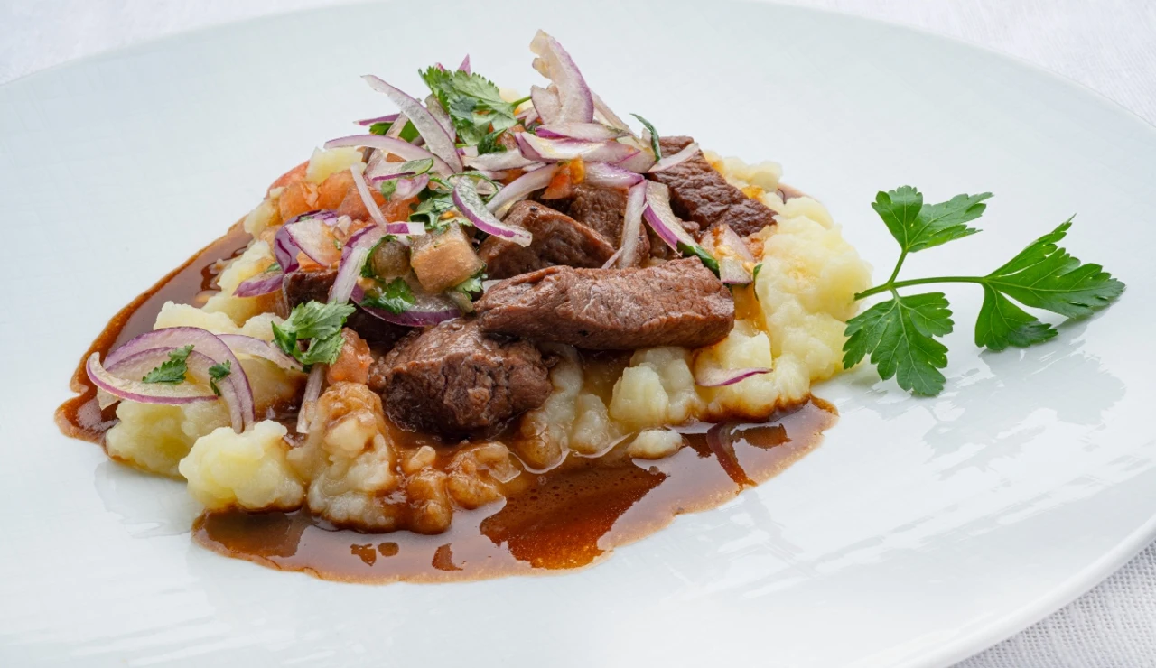 Receta fácil, rápida y deliciosa de Karlos Arguiñano: presa de cerdo a la soja con patata rota