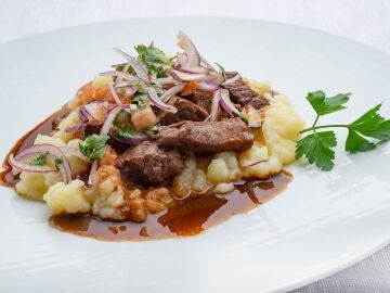 Receta f&aacute;cil, r&aacute;pida y deliciosa de Karlos Argui&ntilde;ano: presa de cerdo a la soja con patata rota