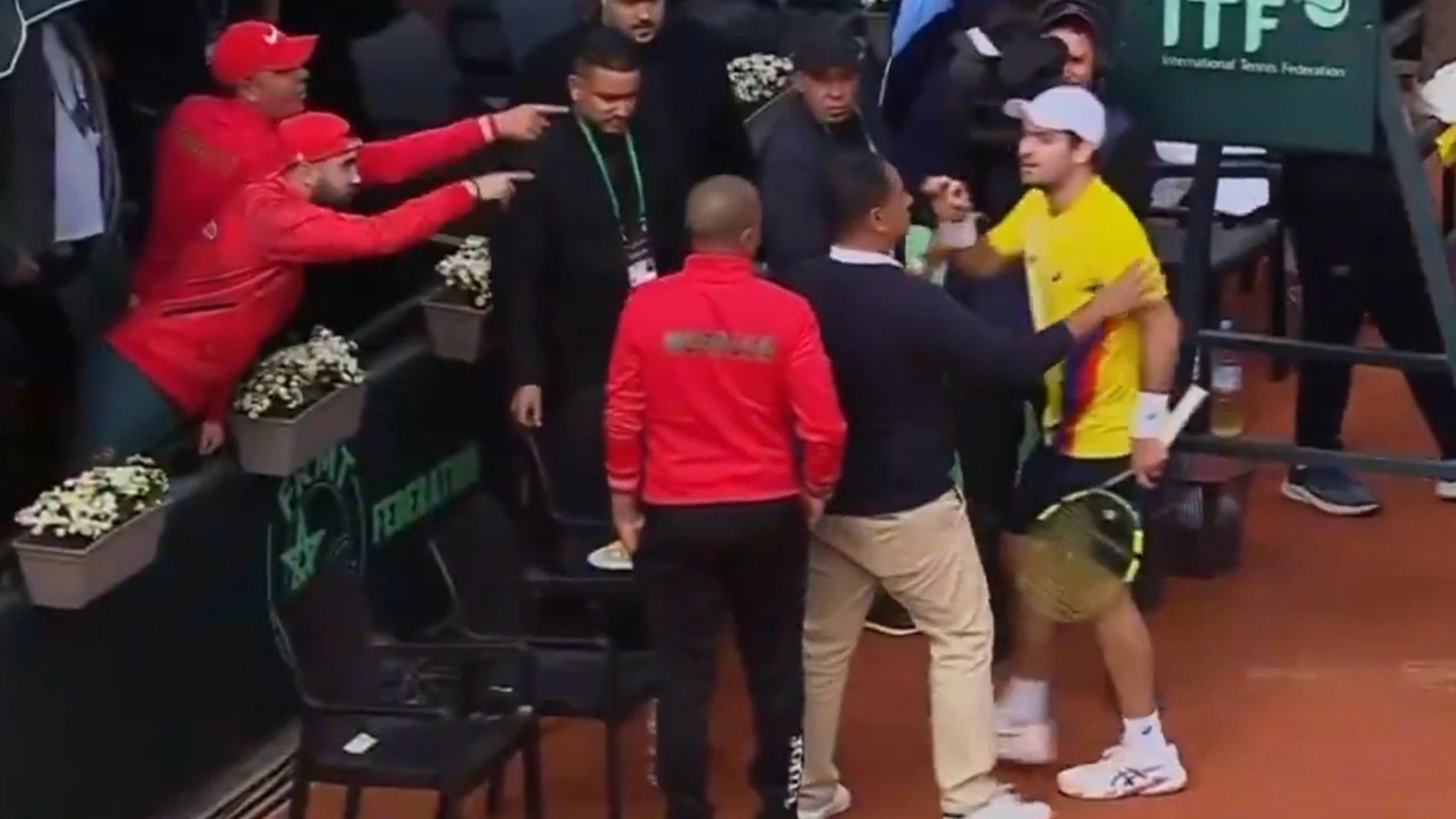 Nicolás Mejía se encara con los tenistas de Marruecos Nicolás Mejía se encara con los tenistas de Marruecos