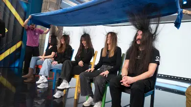 Marron pone a prueba el pelo del equipo de ciencia con Marron pone a prueba el pelo del equipo de ciencia con