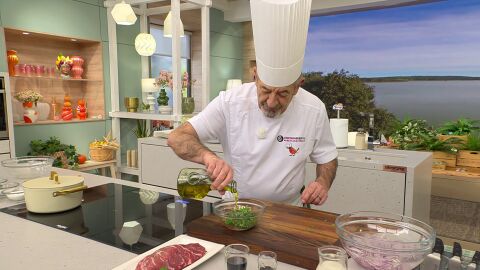 Haz zumo de lima con ayuda de un exprimidor y añádelo