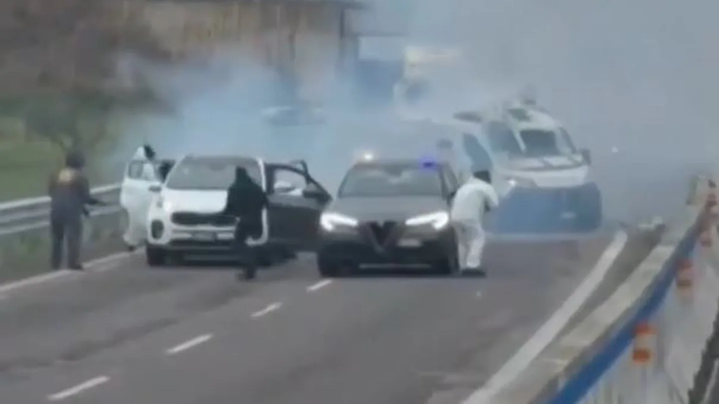 Imagen del atraco en una carretera italiana Imagen del atraco en una carretera italiana