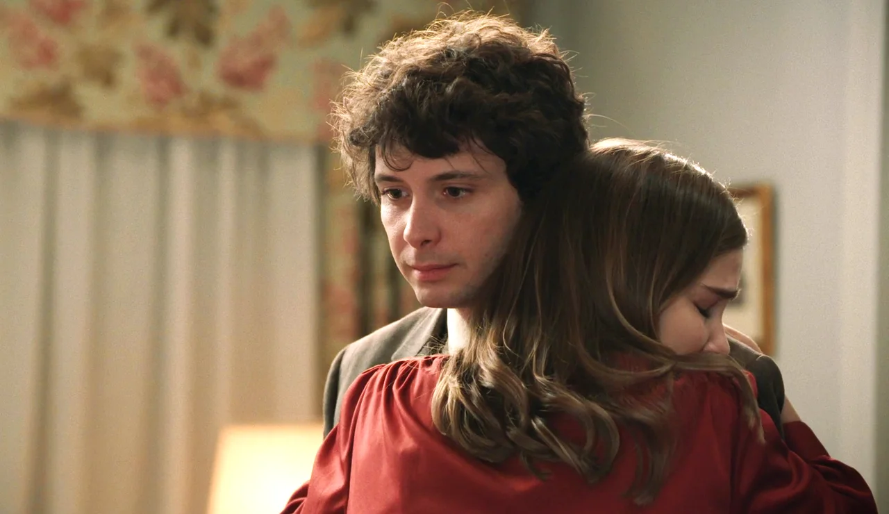 Miguel Salazar descubre un nuevo medicamento que podría salvar la vida de Juanito en una carrera contrarreloj