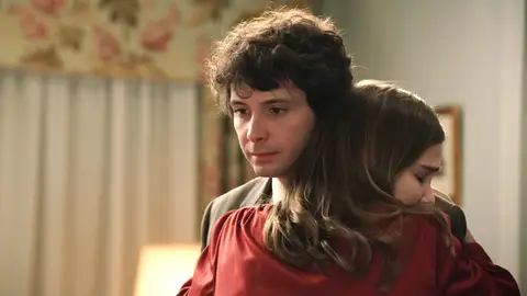 Miguel Salazar descubre un nuevo medicamento que podría salvar la vida de Juanito en una carrera contrarreloj Miguel Salazar descubre un nuevo medicamento que podría salvar la vida de Juanito en una carrera contrarreloj