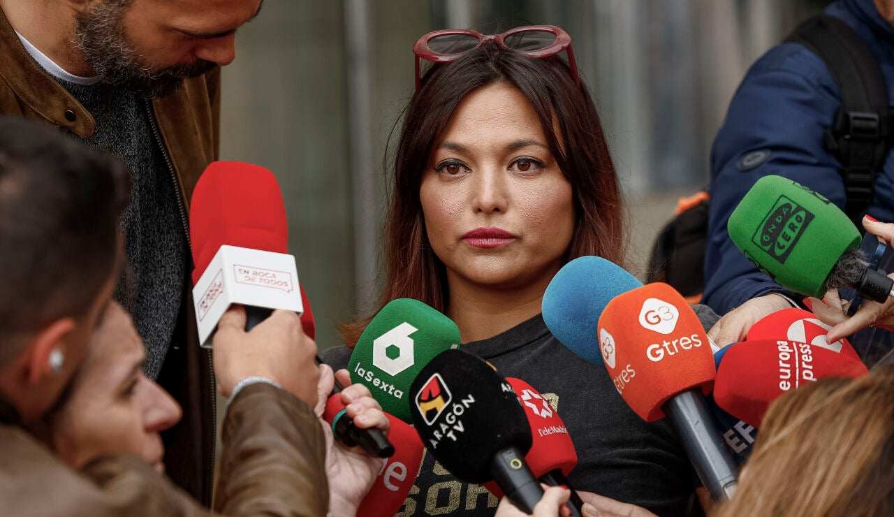 Elisa Moulia&aacute; atiende a la prensa a su salida de los juzgados de Plaza de Castilla en Madrid el 11 de abril de 2025.