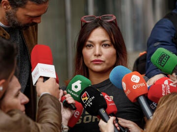 Elisa Moulia&aacute; atiende a la prensa a su salida de los juzgados de Plaza de Castilla en Madrid el 11 de abril de 2025.