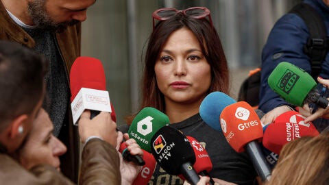 Elisa Moulia&aacute; atiende a la prensa a su salida de los juzgados de Plaza de Castilla en Madrid el 11 de abril de 2025.