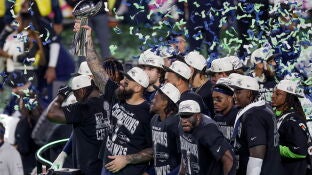 Los jugadores de Seattle Seahawks levantan el trofeo Vince Lombardi en el Levi's Stadium de Santa Clara, California