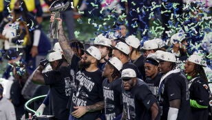 Los jugadores de Seattle Seahawks levantan el trofeo Vince Lombardi en el Levi's Stadium de Santa Clara, California