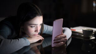 Una adolescente mirando el m&oacute;vil