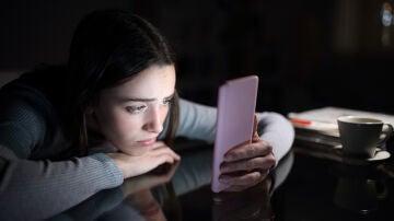 Una adolescente mirando el m&oacute;vil