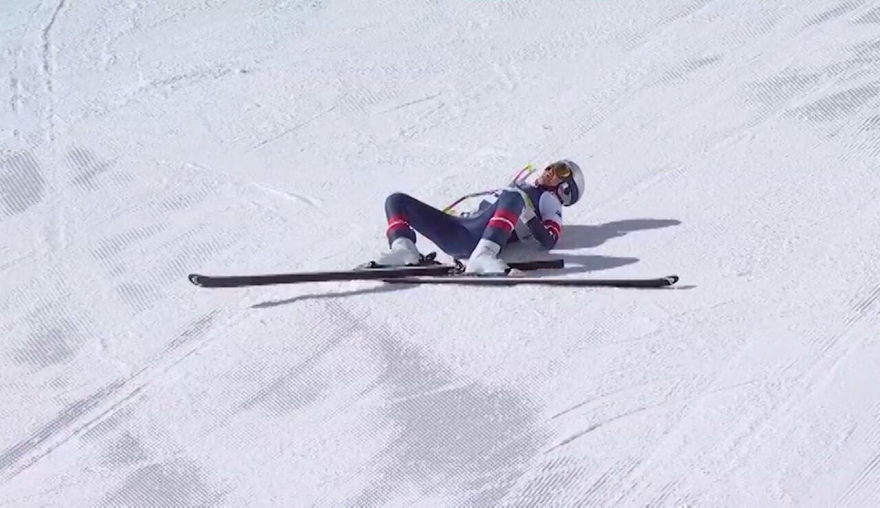 Lindsey Vonn, sobre la nieve tras su ca&iacute;da en el descenso de Milano Cortina