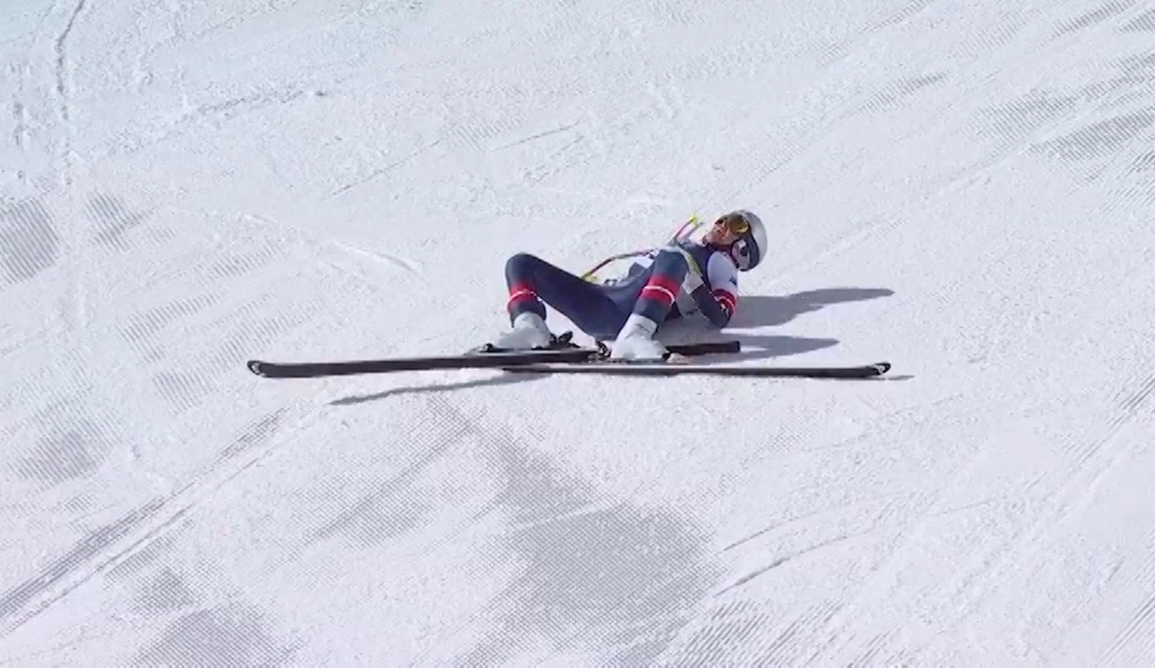 Lindsey Vonn, sobre la nieve tras su caída en el descenso de Milano Cortina