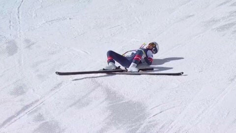 Lindsey Vonn, sobre la nieve tras su ca&iacute;da en el descenso de Milano Cortina