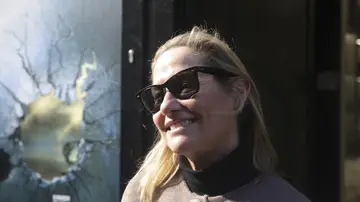 Fiona Ferrer hablando con la prensa Fiona Ferrer hablando con la prensa