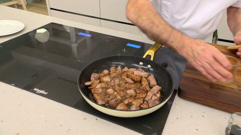 Añade la salsa de soja y el vinagre de Módena