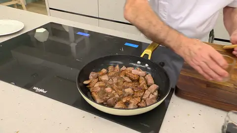 Añade la salsa de soja y el vinagre de Módena Añade la salsa de soja y el vinagre de Módena