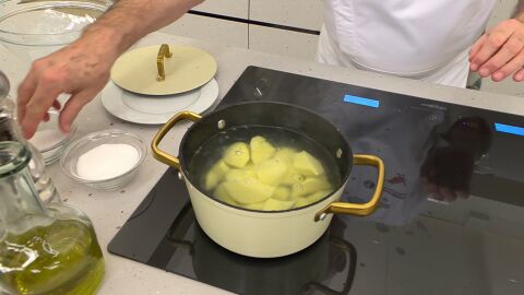 Cuando empiece a hervir, introduce las patatas peladas y cascadas