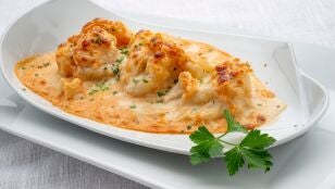 Coliflor gratinada con salsa Aurora, de Karlos Argui&ntilde;ano