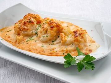 Coliflor gratinada con salsa Aurora, de Karlos Argui&ntilde;ano
