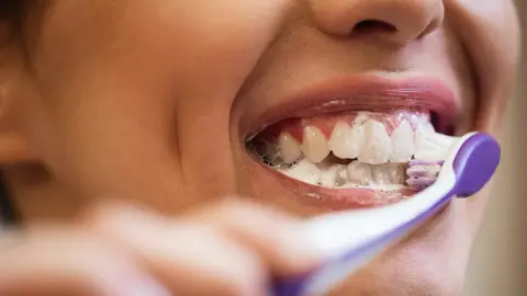 Mujer cepillándose los dientes Mujer cepillándose los dientes