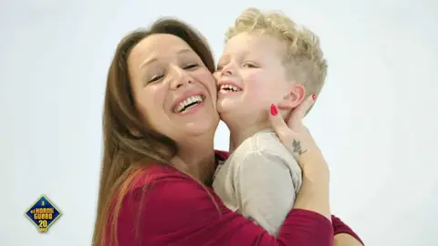 El experimento de El Hormiguero que demuestra que el instinto maternal permanece a través de los años El experimento de El Hormiguero que demuestra que el instinto maternal permanece a través de los años