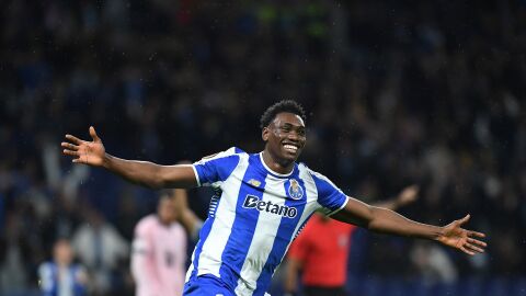 Samu Aghehowa en un partido con el FC Oporto