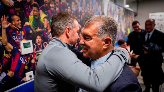 El abrazo de Hansi Flick a Joan Laporta