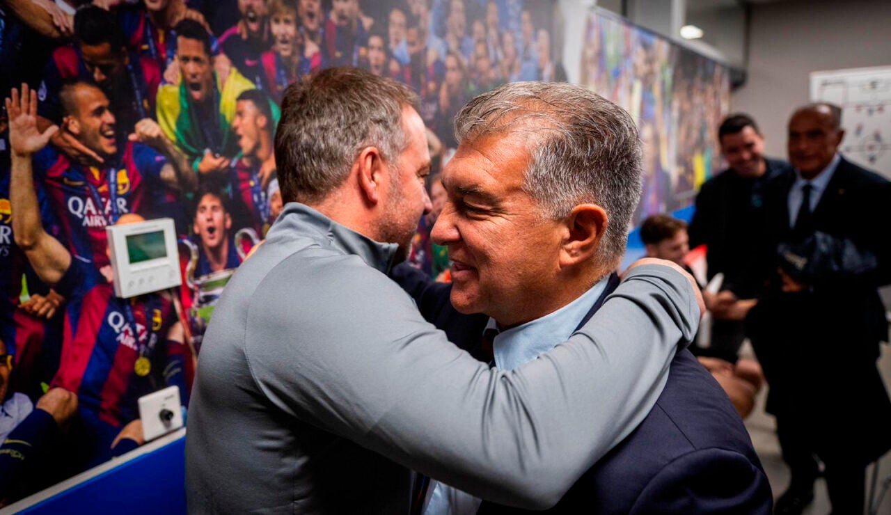 El abrazo de Hansi Flick a Joan Laporta