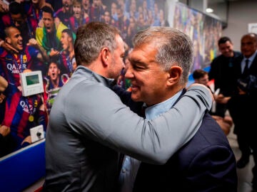 El abrazo de Hansi Flick a Joan Laporta