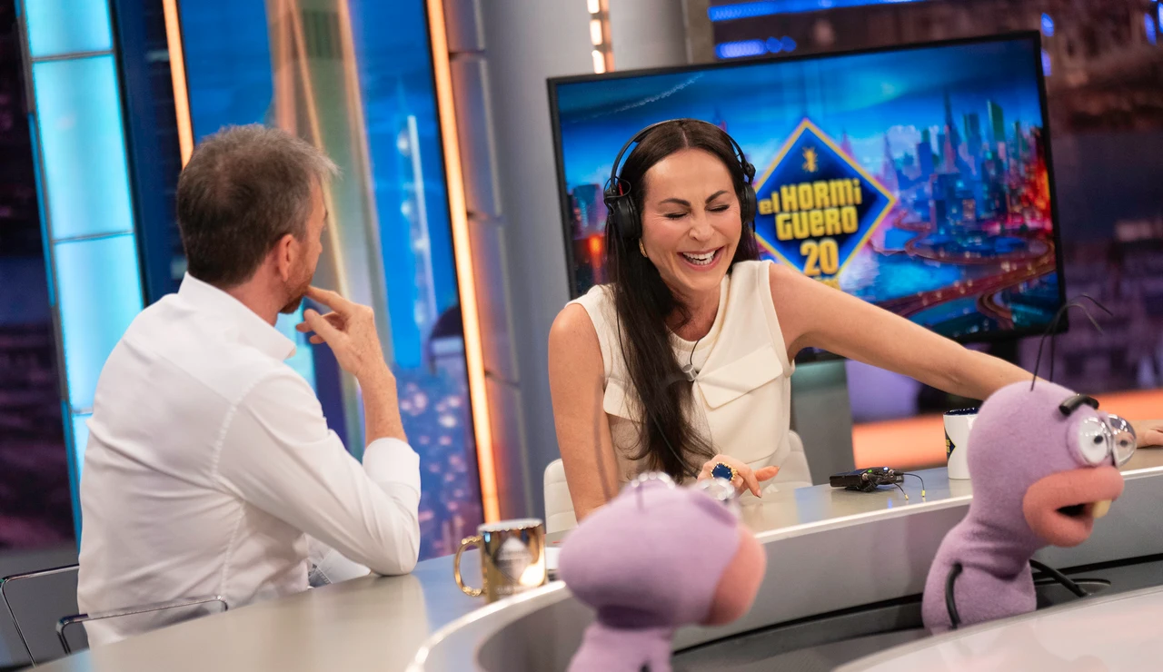 Ana Milán llama 'borracha' a Antonio Banderas: la hilarante broma con el idiotizador en El Hormiguero