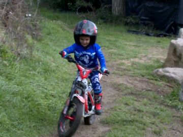 Max Raga, hijo del campe&oacute;n del mundo de trial Adam Raga, domina la moto antes de dejar los pa&ntilde;ales