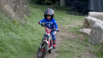 Max Raga, hijo del campeón del mundo de trial Adam Raga, domina la moto antes de dejar los pañales Max Raga, hijo del campeón del mundo de trial Adam Raga, domina la moto antes de dejar los pañales