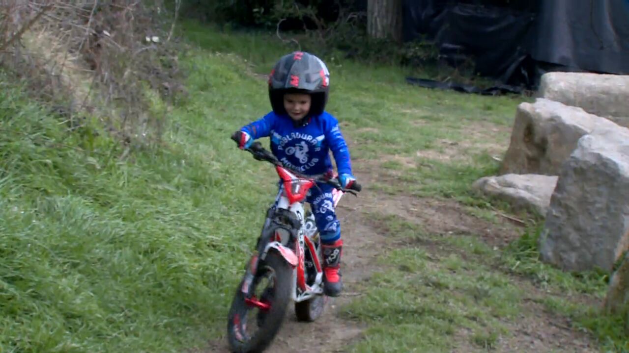 Max Raga, hijo del campeón del mundo de trial Adam Raga, en moto antes ...