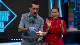 Marron juega con el fuego: sorprende a Samantha Vallejo-N&aacute;gera destripando una llama