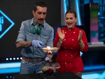 Marron juega con el fuego: sorprende a Samantha Vallejo-N&aacute;gera destripando una llama