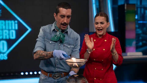 Marron juega con el fuego: sorprende a Samantha Vallejo-N&aacute;gera destripando una llama