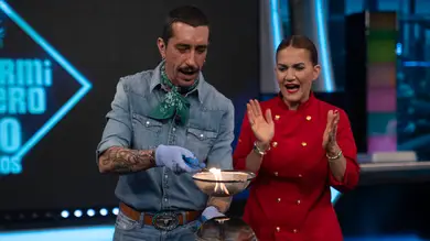 Marron juega con el fuego: sorprende a Samantha Vallejo-Nágera destripando una llama Marron juega con el fuego: sorprende a Samantha Vallejo-Nágera destripando una llama