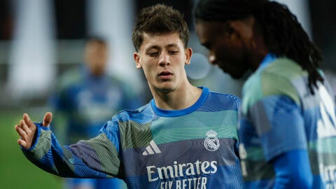 Arda G&uuml;ler durante un entrenamiento con el Real Madrid