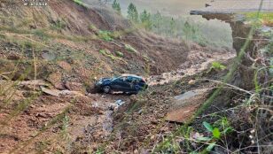 Coche accidentado en el socav&oacute;n de C&aacute;ceres