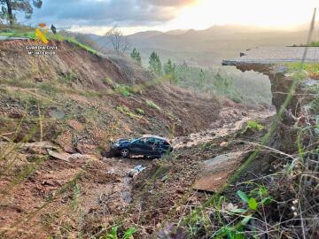 Coche accidentado en el socav&oacute;n de C&aacute;ceres