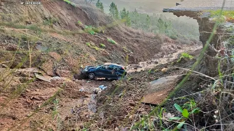 Coche accidentado en el socavón de Cáceres Coche accidentado en el socavón de Cáceres