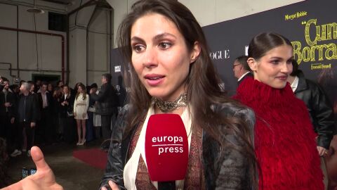 Ana Cristina contestando a la prensa