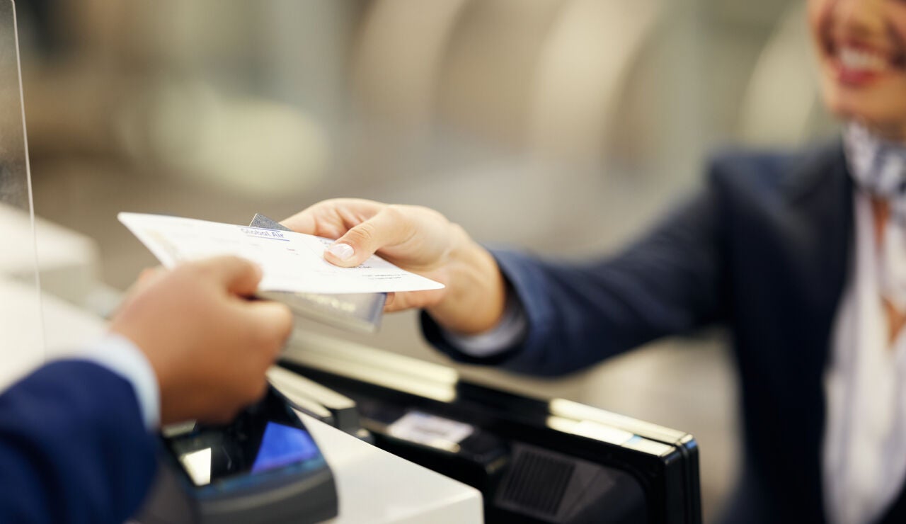 Billete de avi&oacute;n en el aeropuerto